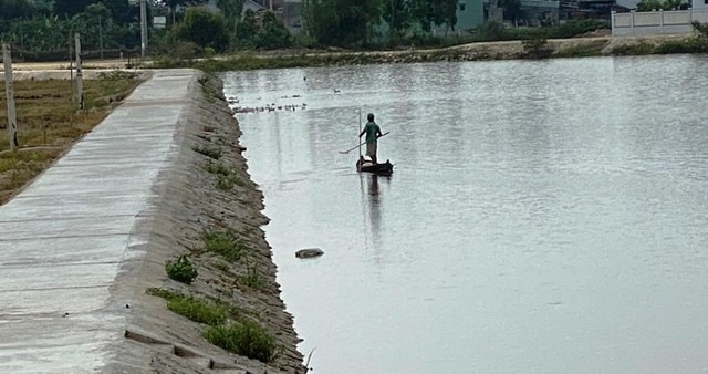 Dùng kích điện rà cá, người đàn ông nghi bị điện giật tử vong