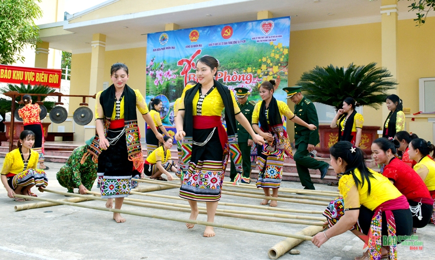 Ấm áp niềm vui “Xuân Biên phòng ấm lòng dân bản”