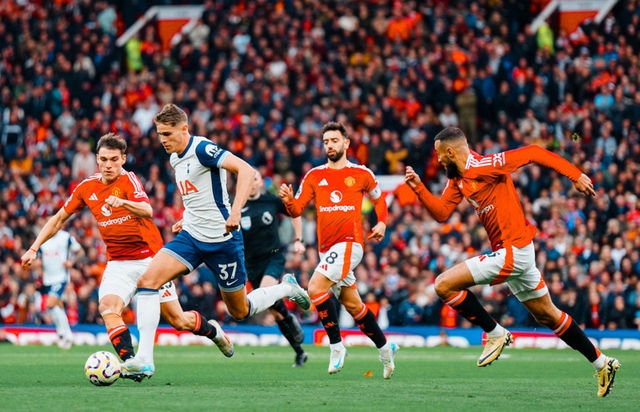 Man Utd thua thảm Tottenham 0-3 trên sân nhà