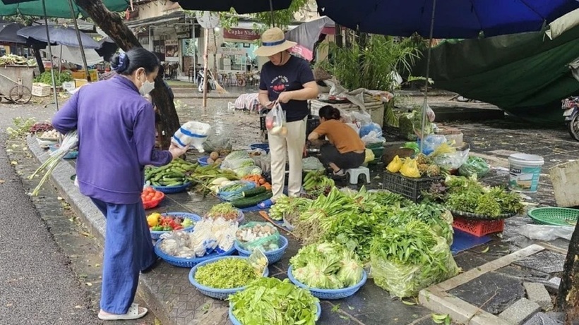 Thủ tướng yêu cầu xử lý nghiêm, công khai việc găm hàng, tăng giá trong bão lũ