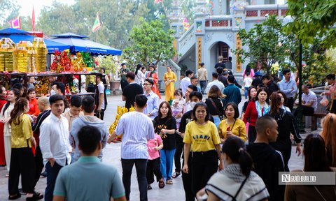 Người dân đổ về đền Bà Chúa Kho hành lễ "vay tiền" đầu năm