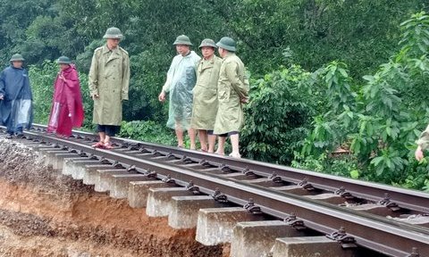 Hà Tĩnh: Mưa lớn, tuyến đường sắt Bắc - Nam bị “bay chân” do sạt lở