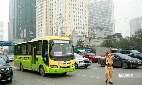 Hà Nội tăng cường xử lý xe đón, trả khách sai quy định