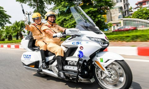 Ngắm dàn siêu mô tô dẫn đoàn Goldwing 2023 trên đường phố Hà Nội