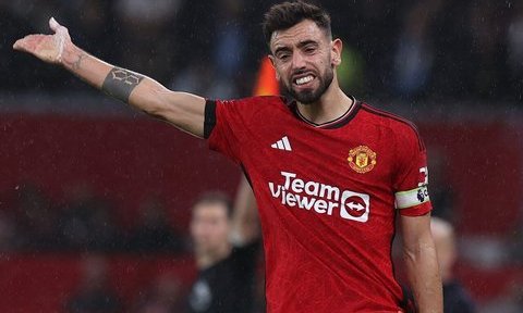 Man United nên tước băng thủ quân của Bruno Fernandes