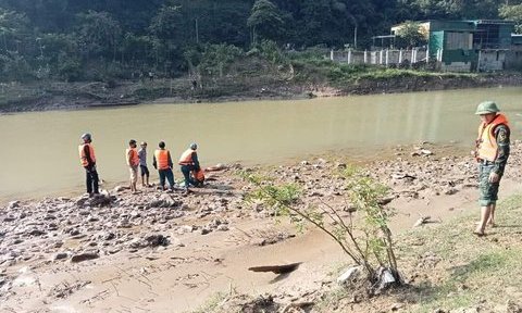 Nghệ An: Hai mẹ con lội qua sông lúc thủy điện xả lũ, người mẹ bị nước cuốn tử vong