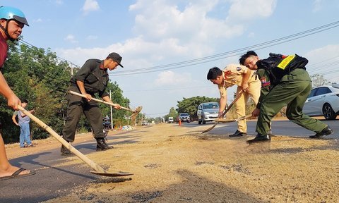 Bình Phước: Kịp thời khắc phục sự cố vết dầu loang trên đường QL14