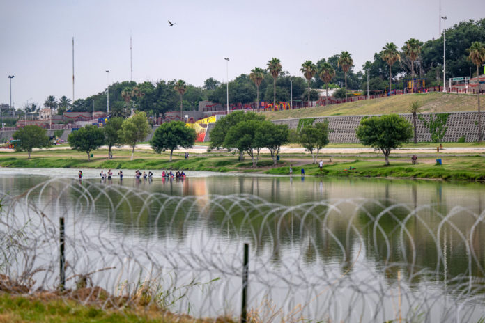 Texas thả phao nổi trên sông ngăn di dân lậu, Mexico than phiền