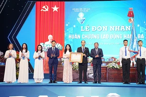 Hội Sinh viên thành phố Hà Nội đón nhận Huân chương Lao động hạng Ba