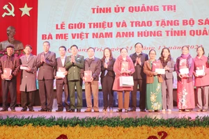 Giới thiệu và trao tặng bộ sách “Bà mẹ Việt Nam anh hùng tỉnh Quảng Trị”