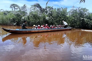 Nô nức ngày tựu trường vùng sông nước Cà Mau