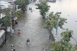 [Ảnh] Thành phố Hồ Chí Minh: Người dân chật vật di chuyển khi triều cường đạt đỉnh, đường phố ngập lụt