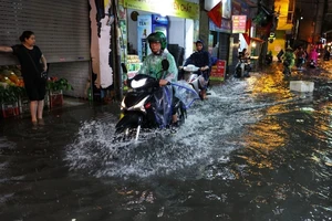 Khu vực nội thành Hà Nội đề phòng mưa lớn kèm lốc sét, ngập úng