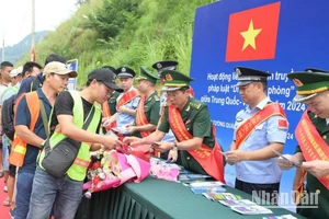 Lạng Sơn tuyên truyền pháp luật cho người dân qua lại biên giới