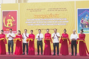 Triển lãm tranh cổ động tấm lớn tuyên truyền về các giá trị văn hóa, con người Việt Nam