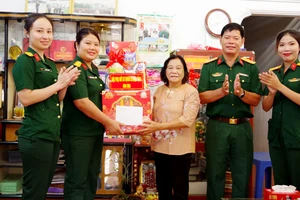 Kiên Giang: Thăm, tặng quà nữ Anh hùng lực lượng vũ trang nhân dân