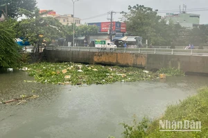 Ùn ứ rác thải cống cầu Đa Cô trong mưa lớn tại Đà Nẵng