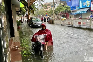 Mưa như trút, nhiều tuyến đường ở Nam Định chìm trong biển nước