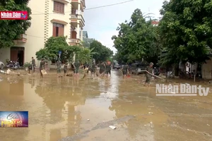 Thái Nguyên: Thu dọn vệ sinh, xử lý môi trường sau lũ