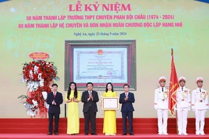 Trường THPT chuyên Phan Bội Châu đón nhận Huân chương Độc lập hạng Nhì