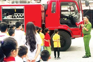 Trải nghiệm “Một ngày làm lính cứu hỏa”