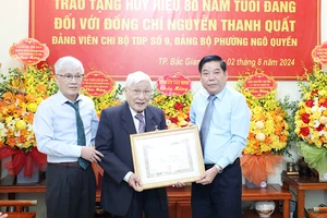 Trao tặng Huy hiệu 80 năm tuổi Đảng cho đồng chí Nguyễn Thanh Quất