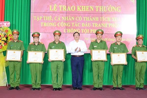 Trà Vinh: Khen thưởng tập thể, cá nhân phá án vụ cướp tiệm vàng