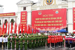 Sôi nổi Hội thi nghiệp vụ chữa cháy và cứu nạn, cứu hộ “Tổ liên gia an toàn phòng cháy, chữa cháy” khu vực II