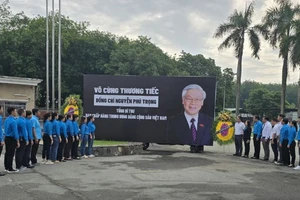 Công nhân lao động tại Bình Dương mặc niệm tưởng nhớ Tổng Bí thư Nguyễn Phú Trọng