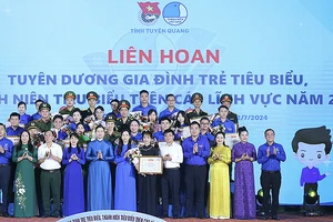 Vinh danh 12 gia đình trẻ và 28 thanh niên tiêu biểu