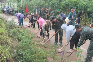 Vượt nắng, thắng mưa chung sức xây dựng nông thôn mới