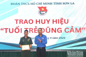 Tặng Huy hiệu “Tuổi trẻ dũng cảm” cho đại úy biên phòng cứu người