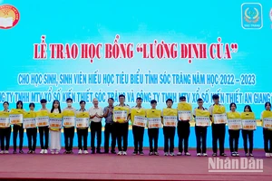 536 học sinh, sinh viên Sóc Trăng nhận học bổng Lương Định Của