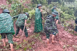 Bộ đội Biên phòng Sơn La giúp dân khắc phục hậu quả do bão số 3