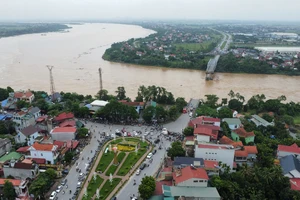 Bắt đầu triển khai phương án tìm kiếm người và trục vớt các phương tiện vụ sập cầu Phong Châu