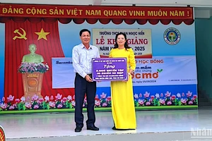 Cùng Báo Nhân Dân tiếp sức đến trường trong năm học mới tại vùng sông nước Cà Mau