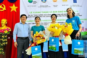 Bàn giao hàng trăm “nhà trú bão” cho cộng đồng dễ bị tổn thương ven biển Cà Mau