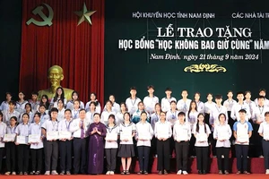 Nam Định: 2.000 suất học bổng trao cho những tấm gương học tập tiêu biểu