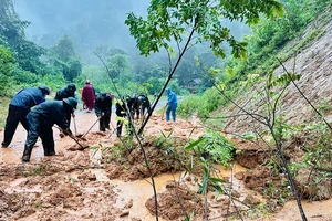 Bộ đội Biên phòng Nghệ An giúp dân ứng phó hoàn lưu bão số 4