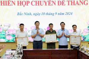 Bắc Ninh khen thưởng đột xuất các cá nhân, tập thể trong xử lý sự cố sạt trượt đê và phòng cháy, chữa cháy