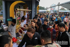 [Ảnh] Người dân xếp hàng mua phở tại Festival Phở 2024