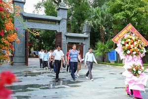 Đoàn công tác Báo Pasaxon (Lào) thăm quê hương của Chủ tịch Hồ Chí Minh