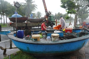 Ngư dân Đà Nẵng tất bật di chuyển tàu thuyền tránh bão