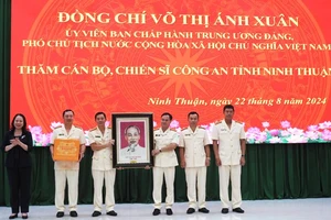 Phó Chủ tịch nước Võ Thị Ánh Xuân thăm, động viên cán bộ, chiến sĩ Công an tỉnh Ninh Thuận