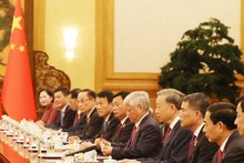 Top leaders of Vietnam, China hold talks in Beijing