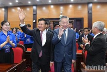 Lao leader meets with former Vietnamese volunteer soldiers