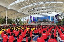 Quang Ninh hosts 10th International Yoga Day on the banks of Bai Tu Long Bay