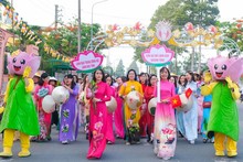 Around 5,500 women join Ao Dai parade in Dong Thap