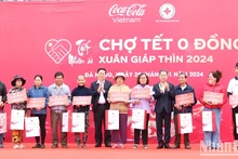 Head of PCC’s Commission for Communication and Education presents Tet gifts to Da Nang people