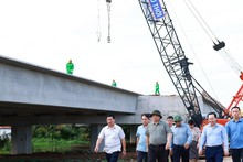 Prime Minister checks progress of Can Tho - Ca Mau Expressway project